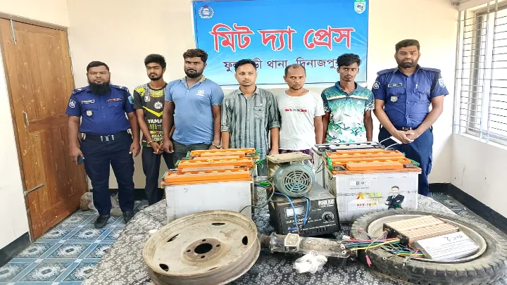 লবাড়ীতে চোরাই চার্জার,  ভ্যানের মালামালসহ,  চোর চক্রের .  সদস্যকে.  গ্রেফতার করেছে পুলিশ